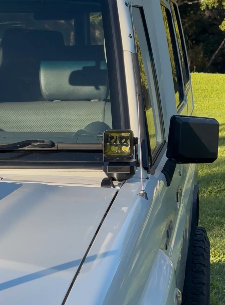 Farol direcional GiroMax 360 fixado próximo ao para-brisa de um utilitário