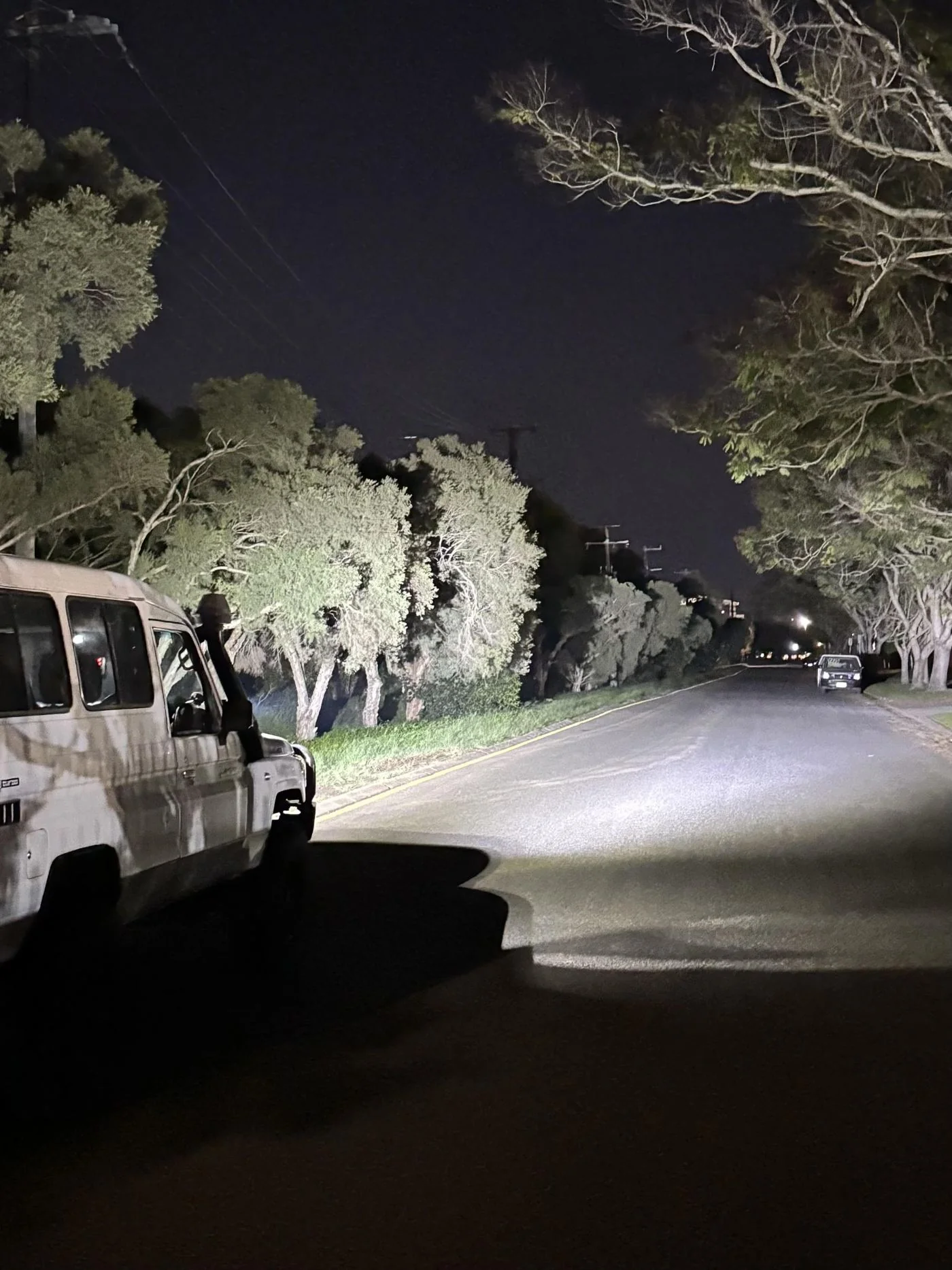 Iluminação do farol GiroMax 360 apontada para a lateral da estrada durante a noite