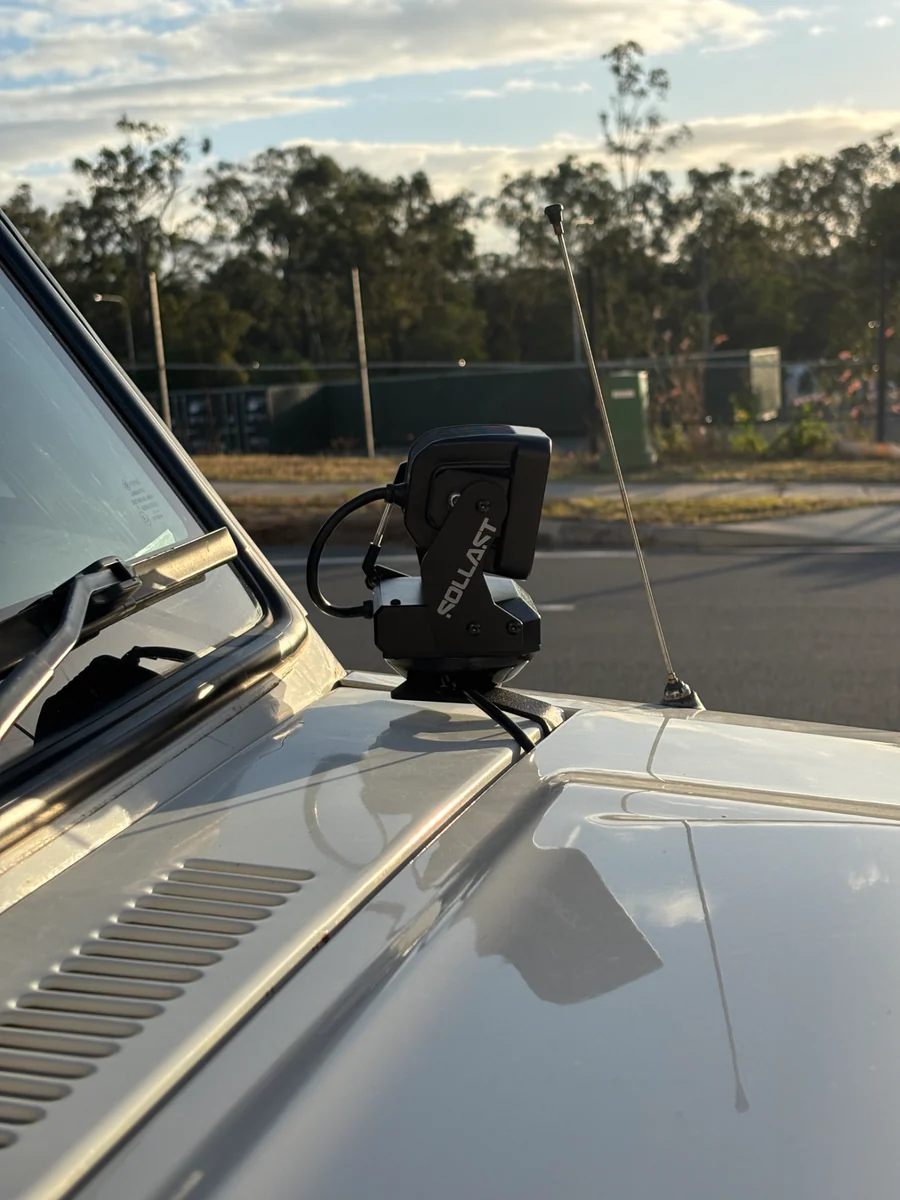 Farol direcional GiroMax 360 instalado no capô de um veículo 4x4 branco