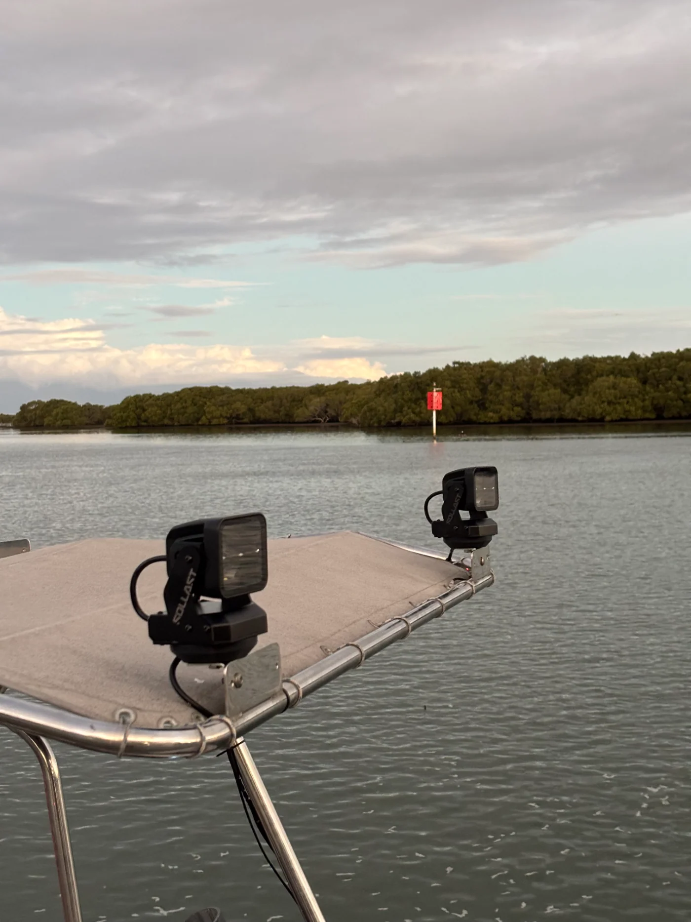 Par de faróis GiroMax 360 instalados na estrutura de um barco de pesca
