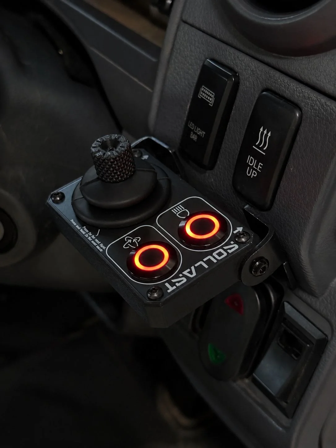 Controle por joystick do farol GiroMax 360 instalado no painel do veículo